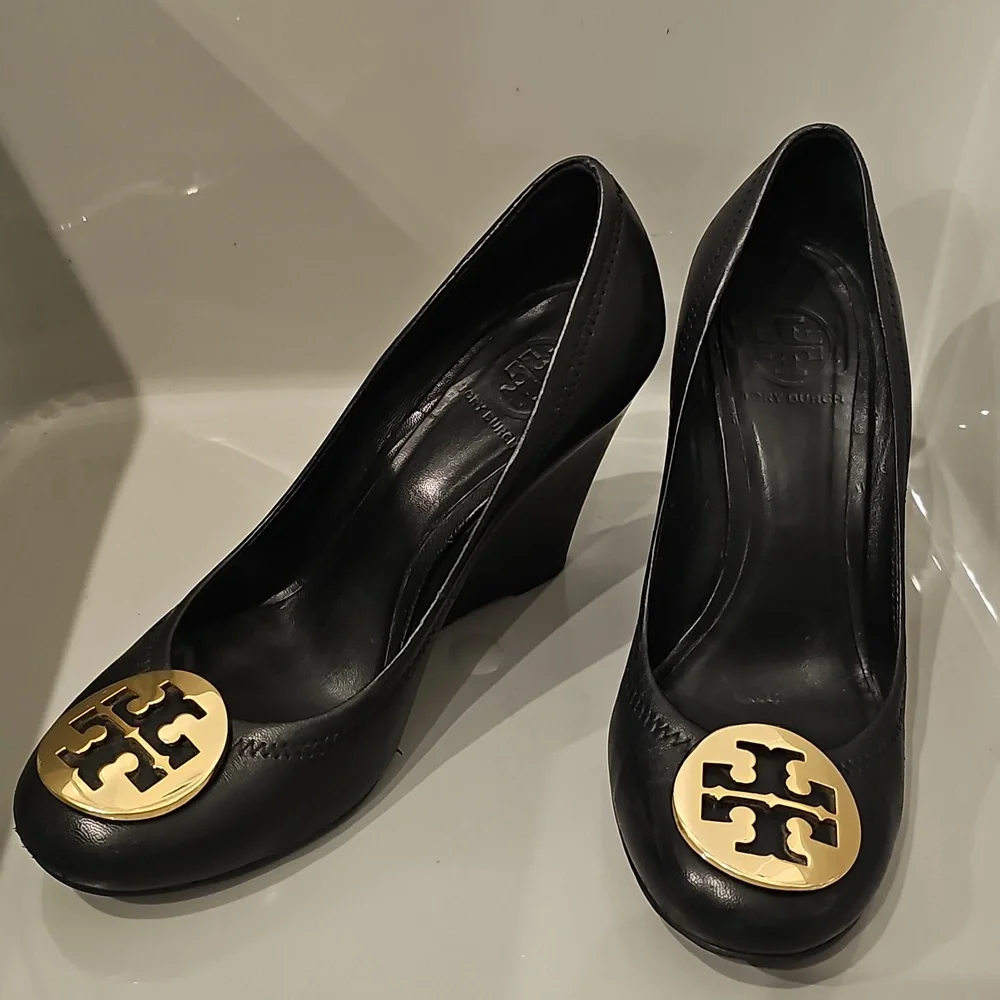 TORY BURCH Black and Gold Wedge Pumps Sally Sophie